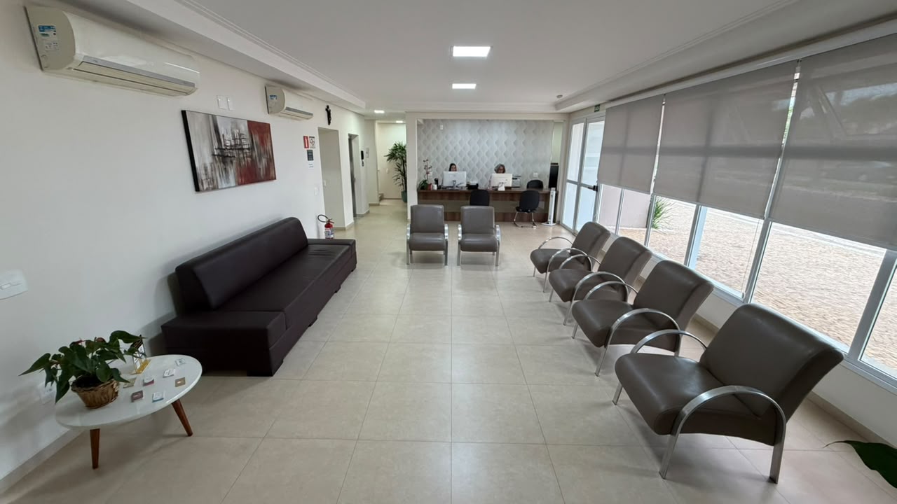 Sala de espera da Clínica Revita com poltronas e sofá