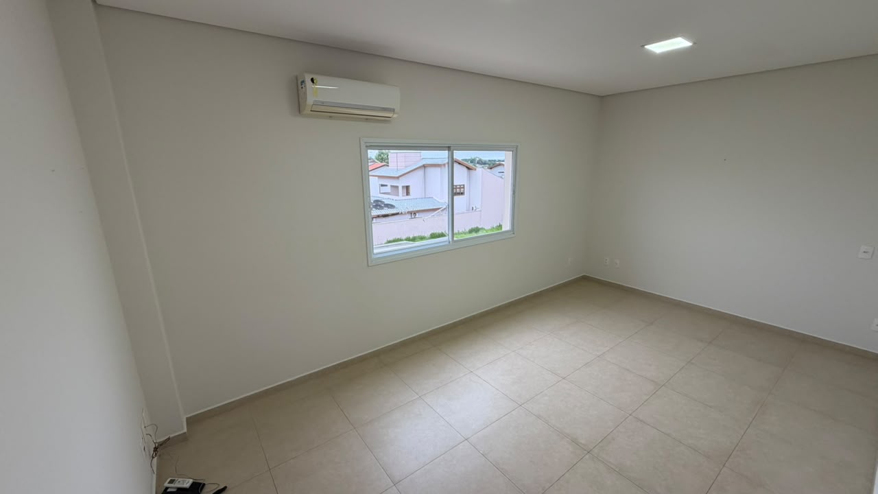 Sala de atendimento da Clínica Revita com janela e pia de apoio